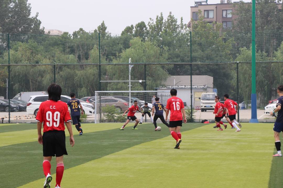 
【17VS创投杯足球联赛第三循环顾】绵绵小雨浇不灭足球的热情：十大外围足球平台app(图11)